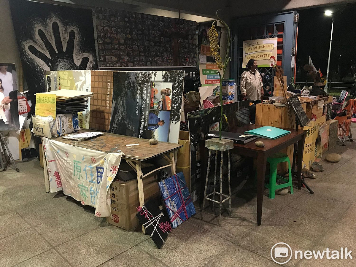 原民團體在捷運台大醫院站1號出口外駐紮。 圖 : 周煊惠 / 攝