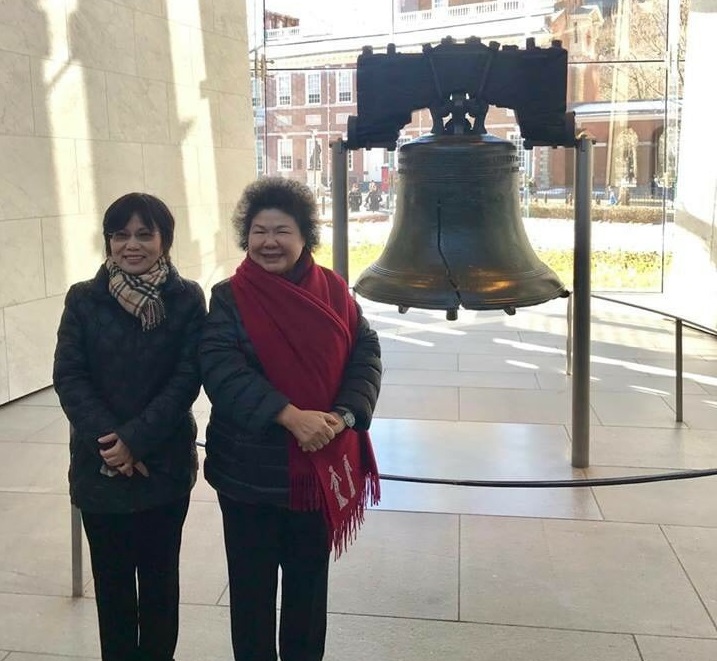與陳菊情同姐妹的民進黨立委劉世芳退出民進黨內高雄市長後，於3月中旬陪同高雄市長陳菊參訪美國獨立的第一站，費城獨立鐘和立憲廳合影。劉世芳30日晚間聲明表示，不参加市長初選，是為了團結黨内，不願看到黨内分裂，與陳菊市長是否接任總統府秘書長毫無關連。 圖： 翻攝自劉世芳臉書