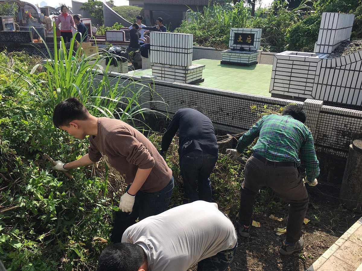 清明節返鄉祭祖切記身著長袖衣褲、戴手套，以避免蚊蟲叮咬。 圖：台北市衛生局／提供（資料照片）