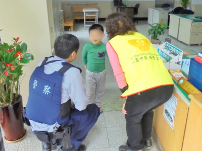 桃園市中壢警分局員警31日早上發現一名5歲男童，騎乘自行車穿梭在馬路車陣險象環生，隨即將男童帶回所內安置，由志工安撫情緒陪同聊天，確認男童居所，協助返家。 圖：桃園市警局中壢分局/提供