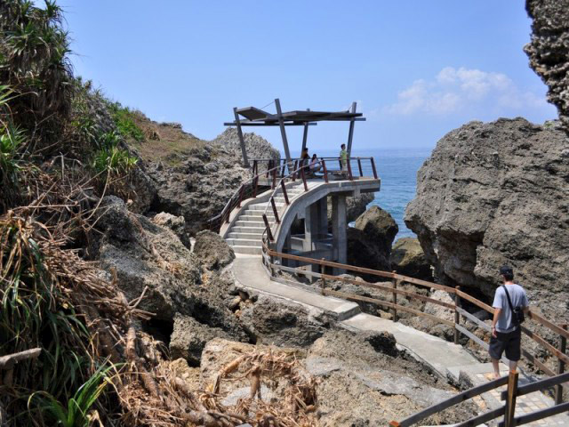 烏鬼洞中的木製涼亭配上一望無際的海景，能拍出不少獨特風格的美照。 圖：翻攝自小琉球旅遊資訊網