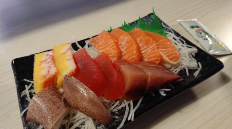 除了熱門景點，當然還要去東港觀光華僑市場大吃新鮮海產！ 圖：翻攝自《TripleFeet》APP