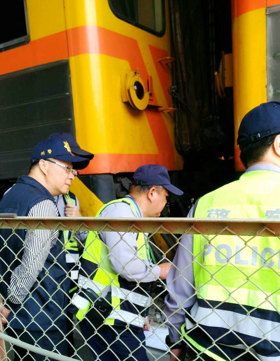 高雄鐵路警察局表示，龔姓工人在上午10點32分遭自強號撞傷，警方到場後龔員因為頭部受創意識不清，隨即被送往附近高雄醫學大學附設醫院急救，不幸的是到院前已停止心肺功能，直到上午11點40分醫師宣布急救無效。 圖：台鐵/提供