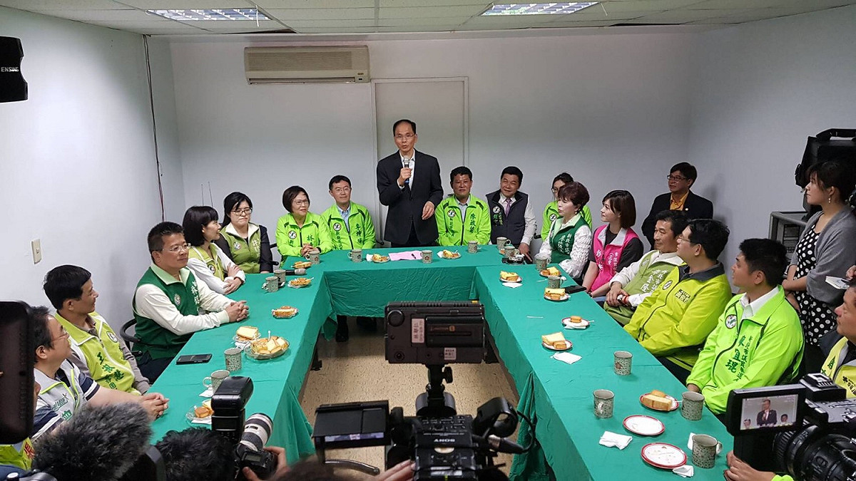 民進黨正國會派系的新北議員們今（31）日再度力拱前行政院長游錫堃參選新北市長。 圖：李坤城辦公室提供