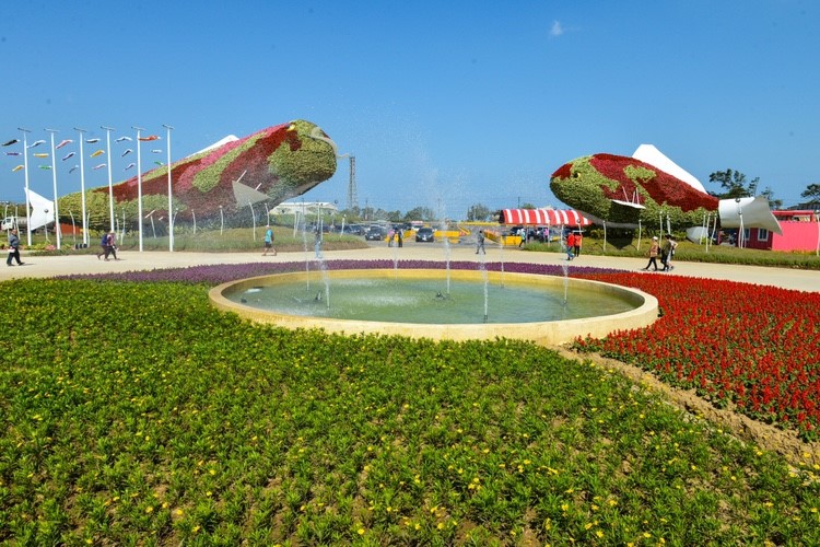 在農博基地入口的「錦鯉園」，以鋼骨及花草打造高達八米的巨大錦鯉綠雕裝置藝術，展現桃園草花王國的特色，也看見新屋錦鯉文化。 圖 : 桃園市政府/提供