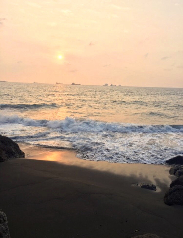 旗津海岸邊的夕陽美景，是不少攝影玩家搶拍的目標。 圖：翻攝自《TripleFeet》APP