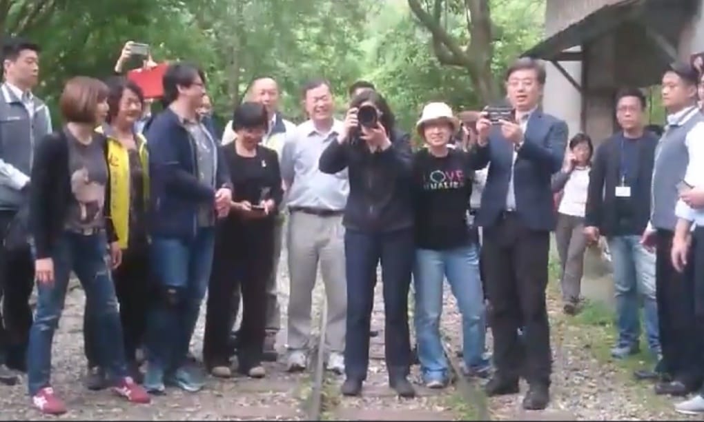 總統蔡英文31日參訪林田山森林文化園區，並拿著相機對著媒體拍照。 圖：林朝億/攝