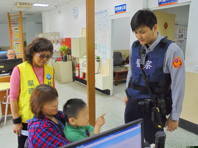 桃園市中壢警分局員警31日發現一名5歲男童，騎乘自行車穿梭在馬路車陣險象環生，隨即將男童帶回所內安置，由志工安撫情緒陪同聊天，拼湊男童零碎資訊，警方最後順利透過戶役政系統確認男童居所，聯繫男童家人到派出所接人。 圖：桃園市警局中壢分局/提供