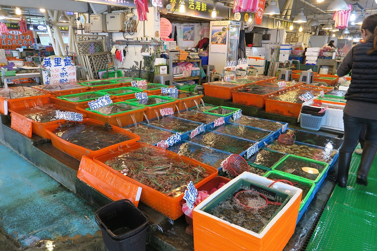 富基魚市不僅有活跳跳生猛海鮮及在地特色的萬里蟹，還有現流花枝魚獲。 圖：新北市政府／提供
