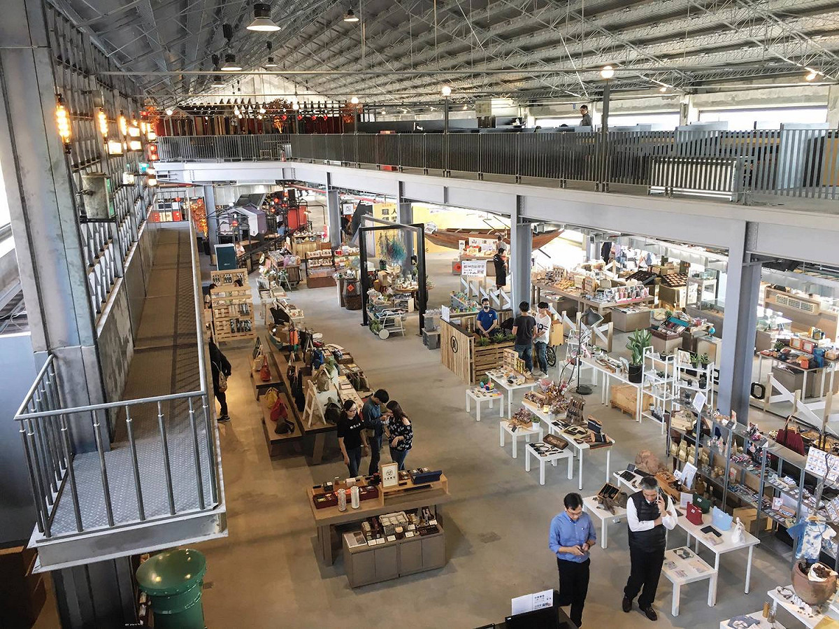 內部陳設帶有些許工業風、文青風，年輕人最愛的各大品牌、文創商品進駐其中，想必未來將成為不少攝影愛好者的取景聖地。 圖：翻攝自《高雄點 Kaohsiung.》FB