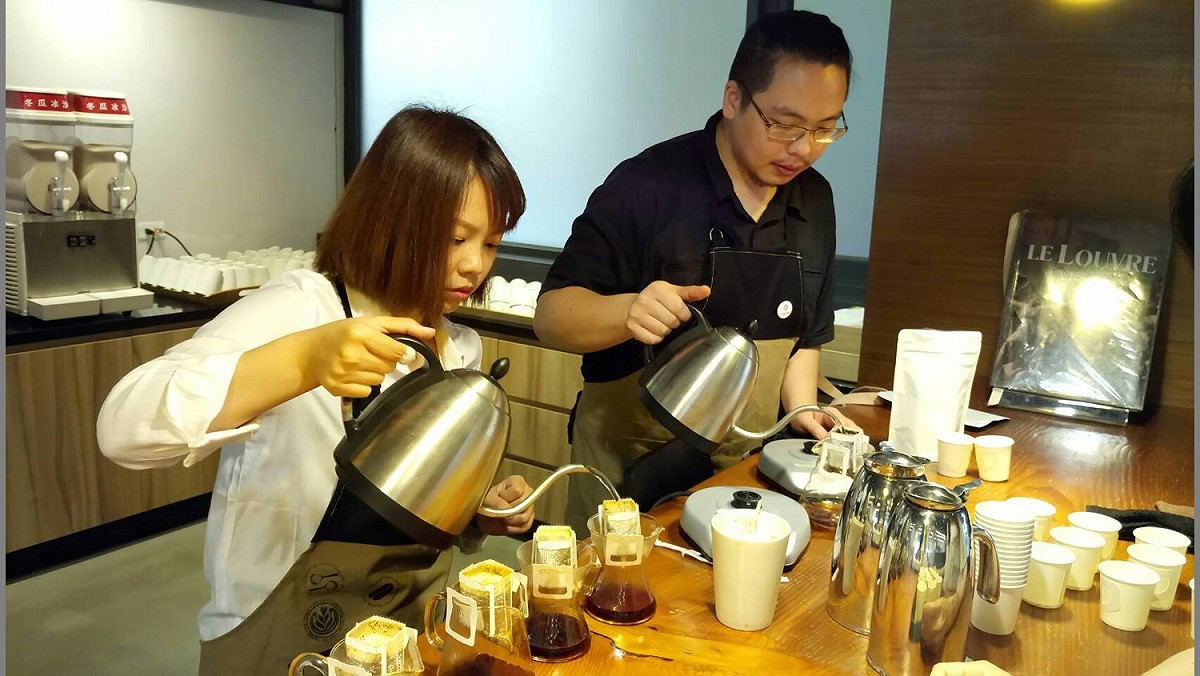 手沖咖啡講座準備不同咖啡給聽眾品嘗。 圖：益品書屋台北館/提供