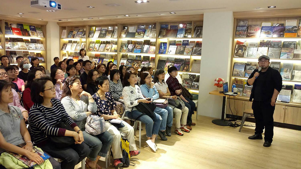 莊宏彰(圖右站立者)受邀益品書屋演講。 圖：益品書屋台北館/提供