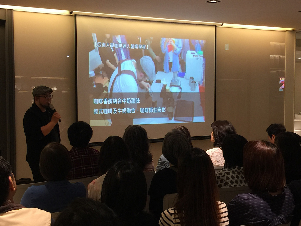 莊宏彰(圖左站立者)分享沖煮咖啡訣竅。 圖：益品書屋台北館/提供