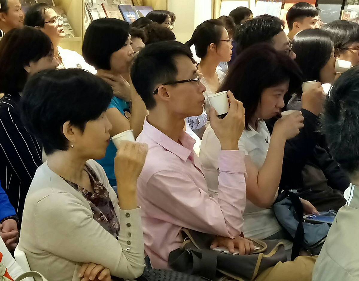 聽眾品嘗手沖咖啡的風味。 圖：益品書屋台北館/提供