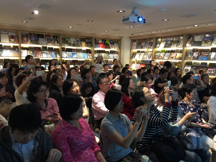 針對咖啡專業知識，聽眾紛紛拍照記錄。 圖：益品書屋台北館/提供