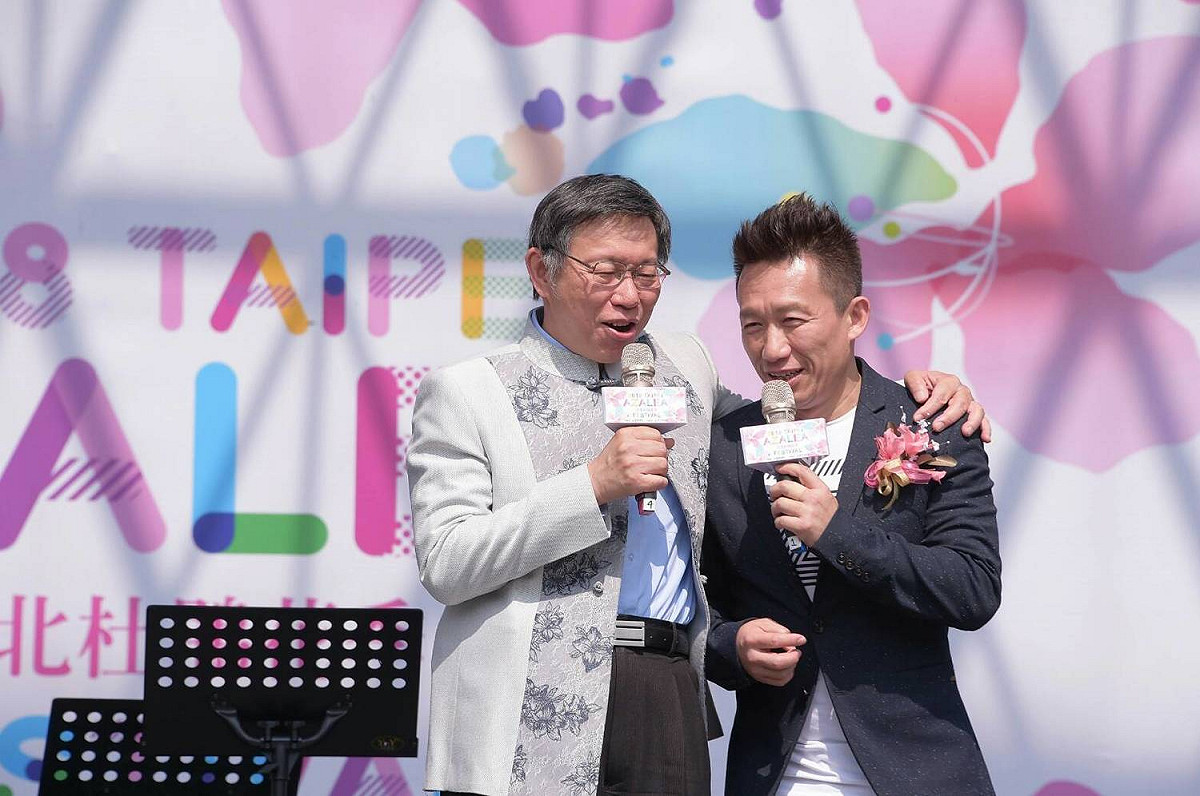 台北杜鵑花季「千人野餐音樂會」今天（1日）在大安森林公園登場，台北市長柯文哲也現身參加。 圖：台北市政府/提供