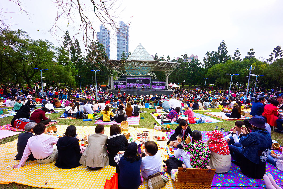 台北杜鵑花季「千人野餐音樂會」今天在大安森林公園盛大登場，吸引眾多市民朋友前往參加！ 圖 ：台北杜鵑花季官網提供