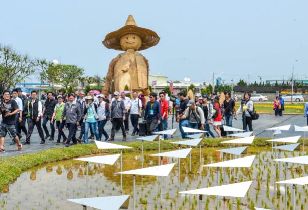 今年農博也重新改變展區意象，包括裝置藝術、巨大錦鯉入口意象等都做了別緻的設計，創造多項拍照打卡點。鄭文燦強調，2018桃園農業博覽會開幕將由紙風車劇團揭開序幕，打造不同類型的表演。 圖：翻攝自桃園市政府