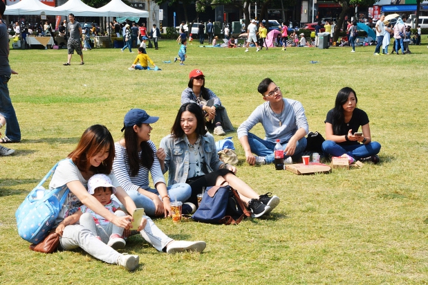 桃園藝文廣場今(1)日舉辦2018桃園鐵玫瑰社區日，引進都會化的民謠及音樂，結合草地音樂會，設計闖關遊戲，並特別邀請中歐斯洛維尼亞創作彈唱吉他手Mihael Hrustelj（米赫爾胡斯特）演出。 圖：翻攝自桃園市政府官網