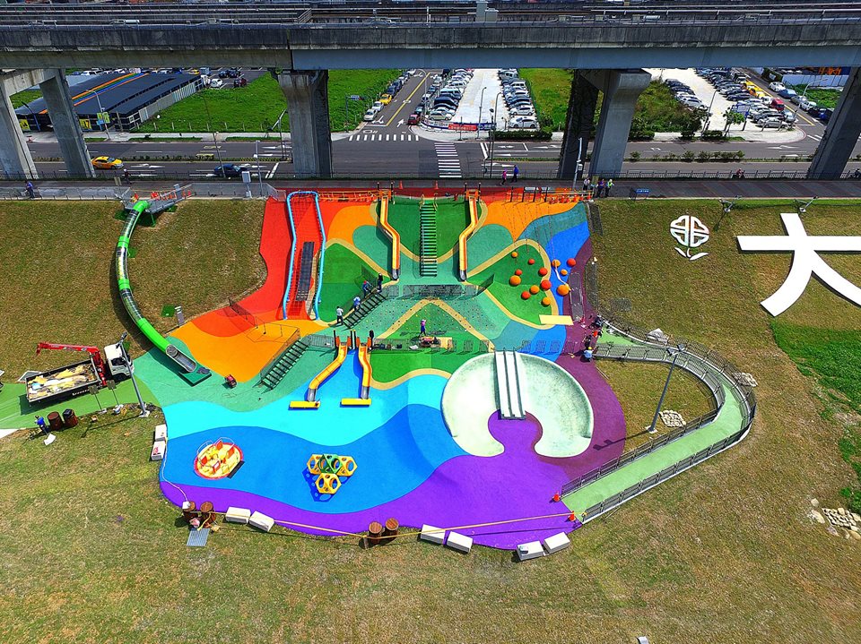 大台北都會公園興建全新色休憩遊戲空間，以共融性遊具概念，打造北台灣唯一結合防洪堤坡地形遊戲空間，以彩色幸運草做為地景設計加入繽紛色彩於今(1)日天正式啟用。 圖 ：我的新北市FB粉絲專頁/提供