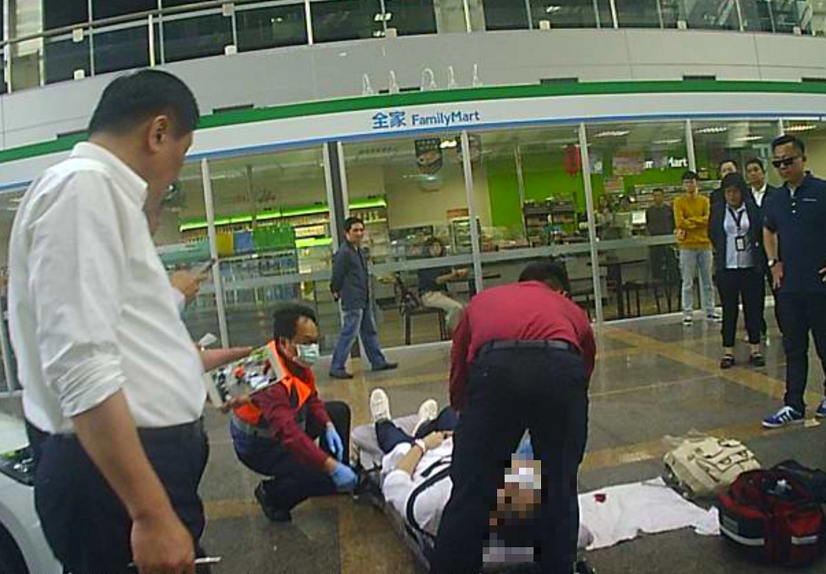 日籍男子欲為女模周盈欣切腹，救護人員到達對該日籍男子進行急救包紮。 圖 : 台北市警局/提供