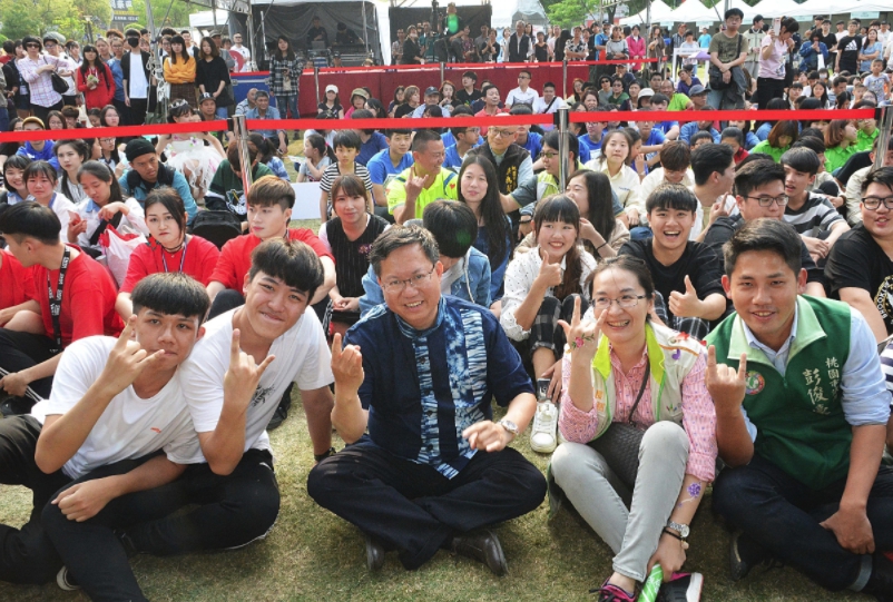 桃園市長鄭文燦今(1)日下午前往中壢區中正公園出席2018桃園青年週系列活動-桃青嘉年華。 圖：桃園市政府/提供
