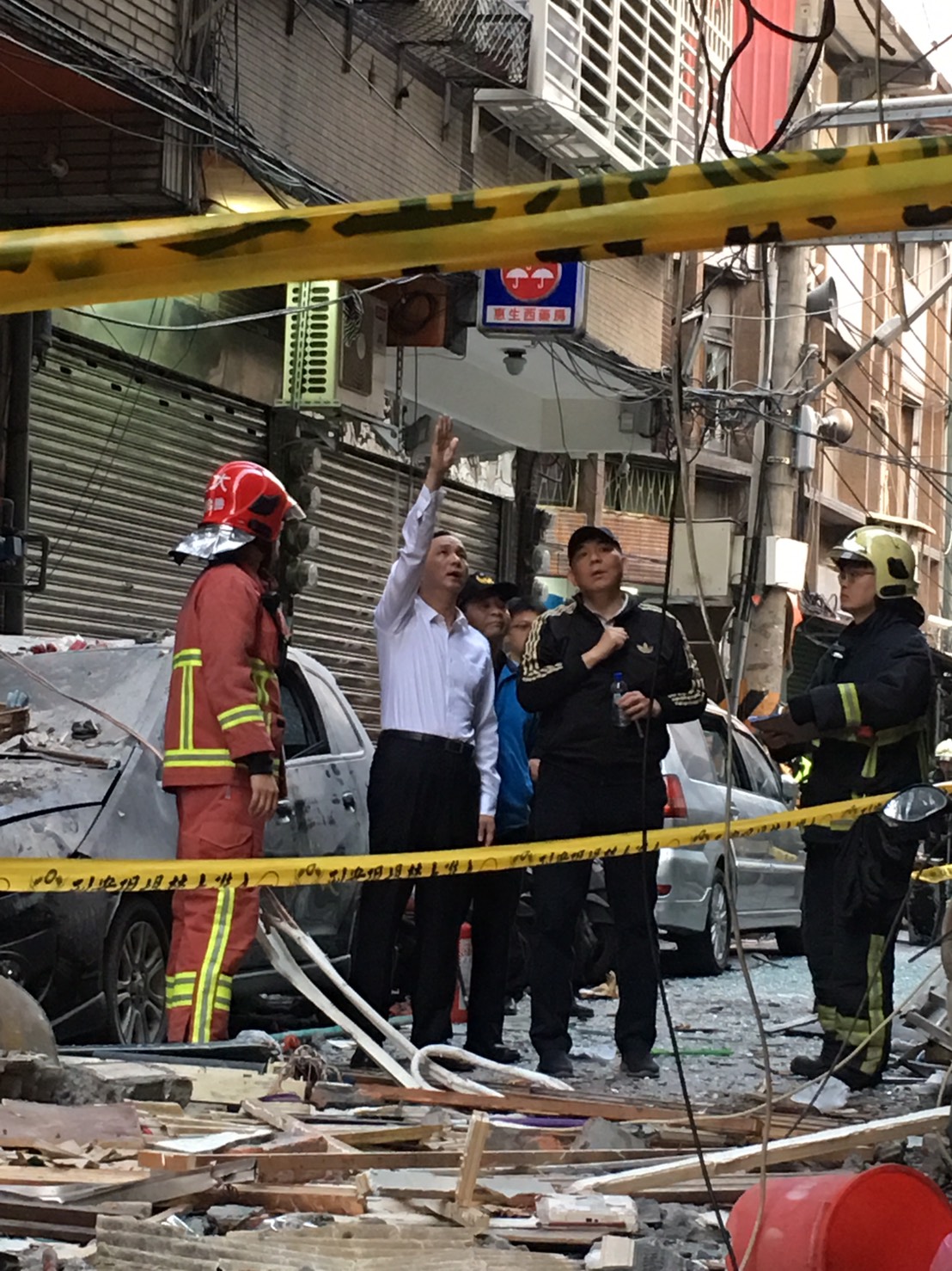 新北市市長朱立倫（左二）獲知三重氣爆意外，2日一早前往了解，並指示消防單位做好善後工作。 圖：新北市消防局提供