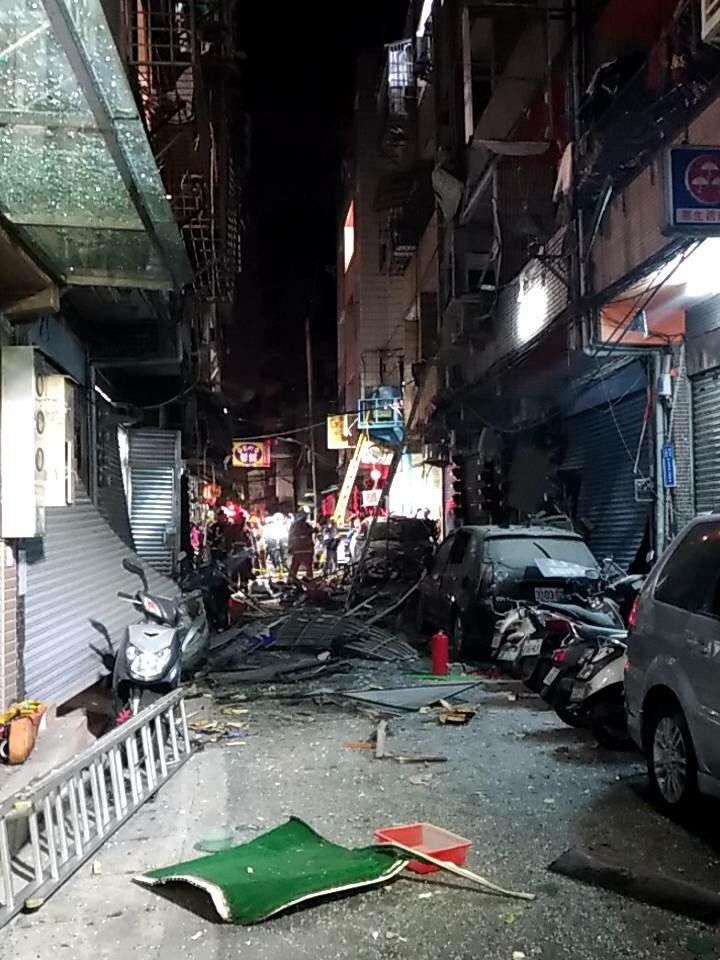 新北市三重區2日氣爆意外，造成附近建築受到波及，門窗毀損，現場一片狼籍。 圖：新北市消防局提供