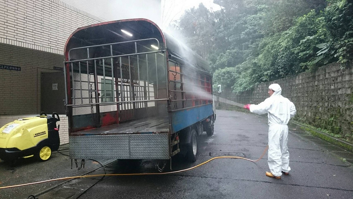 哨兵豬家衛所卸豬後，運輸車輛消毒作業。 圖：新北市動保處／提供