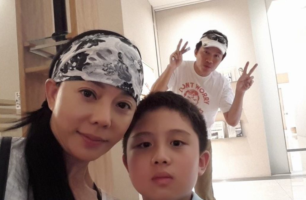 日前因涉嫌恐嚇威脅校園遭到逮捕的孫安佐，昨 (5) 日開放家屬探視，但現場卻未見狄鶯、孫鵬夫婦，僅見其委任律師凱勒出現。 圖：翻攝狄鶯臉書