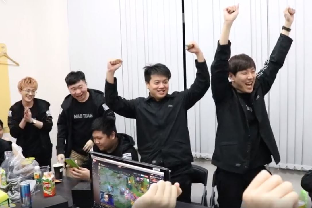 ahq獲勝後，MAD確定晉級季後賽，全員欣喜若狂。 圖：翻攝自 MAD Team 臉書專頁