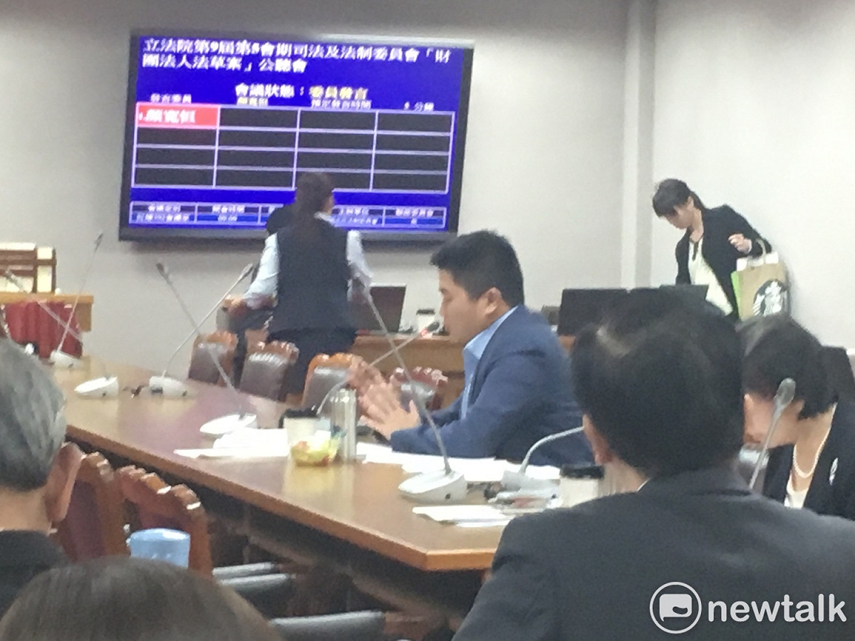 國民黨立委顏寬恆發言表示，近期政府發函給民間各團體要求重新清冊，讓財團法人們人心惶惶，他呼籲執政黨，「黑手別想伸進去」。 圖：黃韋銓/攝