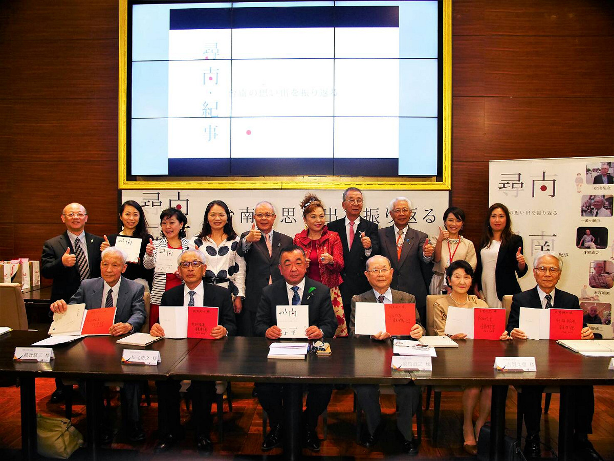 台南市政府新聞處規劃紀錄日本友人在台南的尋根故事「尋南紀事」，今日在日本大阪舉行紀錄片及紀錄手冊發表記者會，邀請到多位受訪者出席，一同為這值得珍視的城市記憶留下見證。 圖：台南市政府/提供