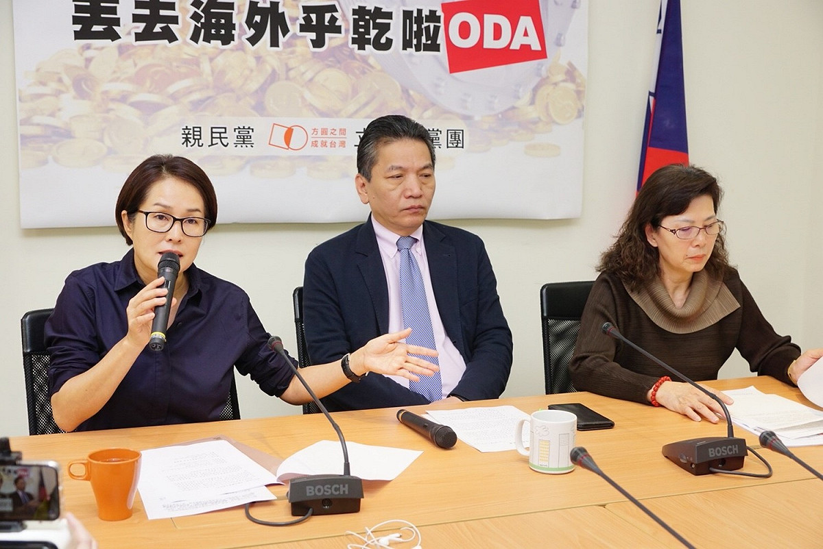 針對綠委提案要求金管會與農委會研議協助農業金庫的閒置資金設立「國際金融業務分行(OBU)」，親民黨團上午召開記者會，呼籲政府應急踩剎車。 圖：親民黨團提供
