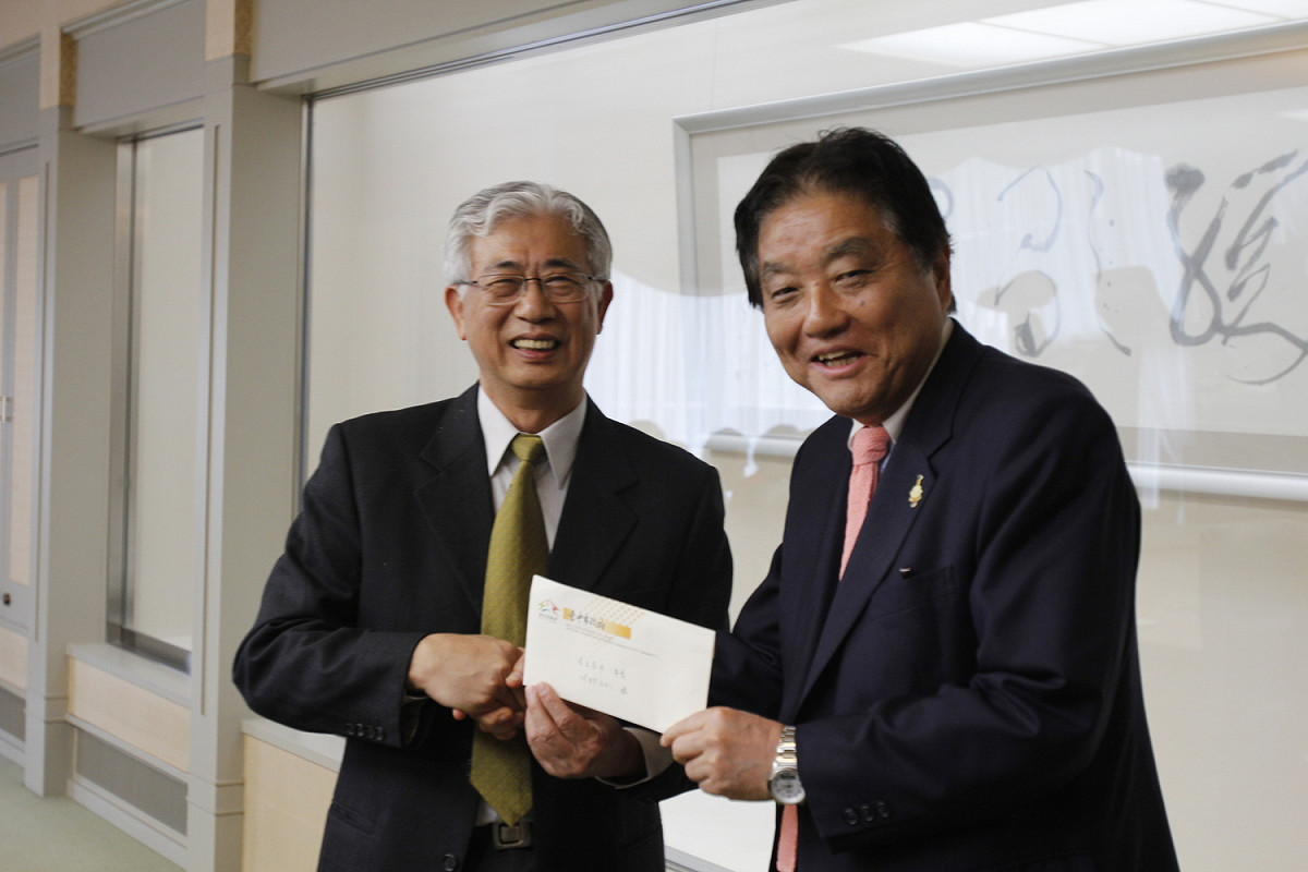 台中市觀光旅遊局長陳盛山 (左) 轉交市長林佳龍邀請信函，邀約名古屋河村隆之市長組團參加年底臺中世界花博開幕式以及國際踩舞祭。 圖 : 台中市觀旅局/提供