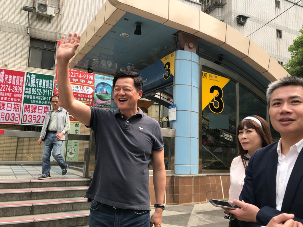 國民黨新北市長初選倒數計時，周錫瑋今天到中和開直播，直接面對民眾。 圖：新北市政策中心/提供
