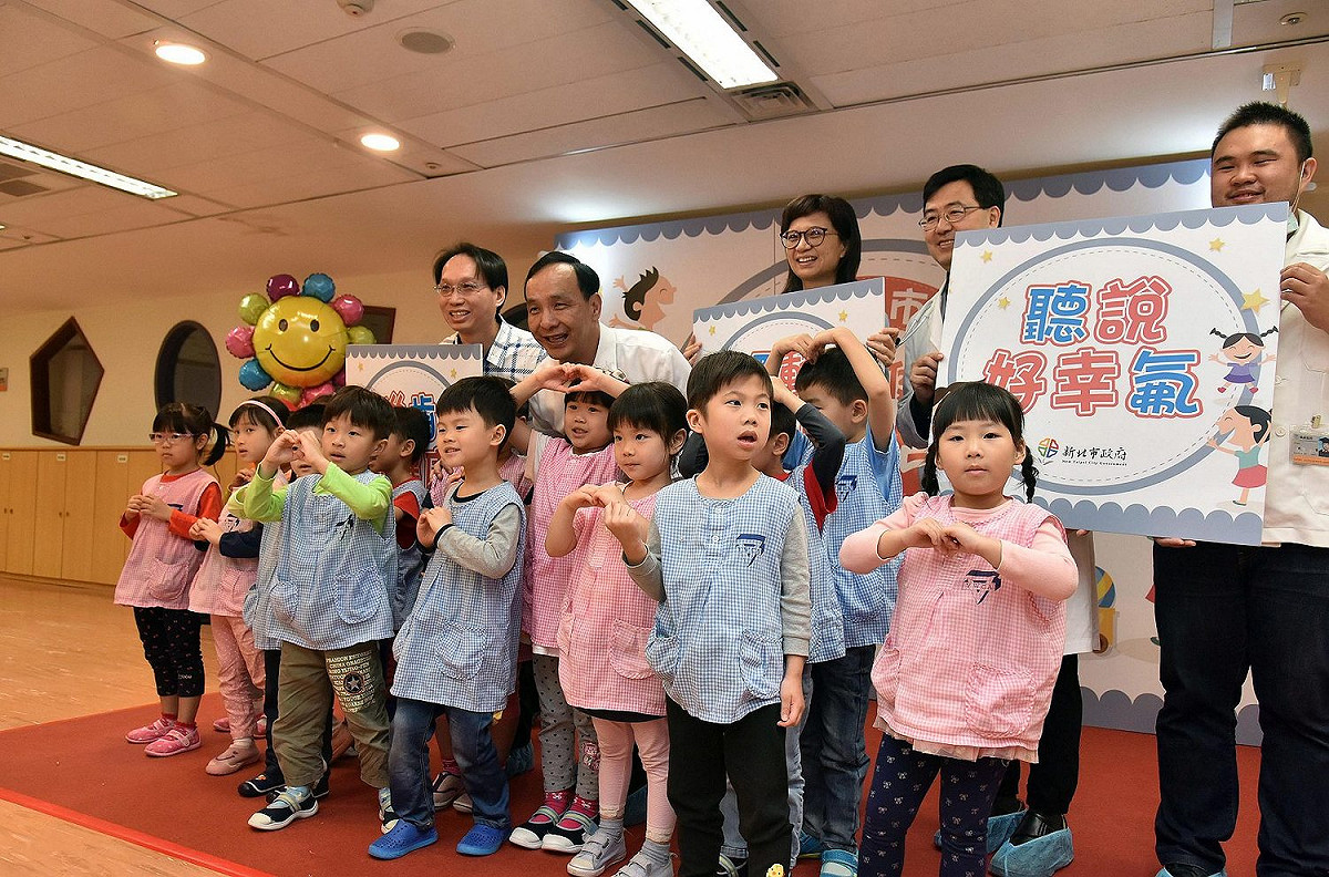 新北市整合學齡前兒童健檢服務，除了基本的聽力、視力、口腔檢查，今年更將「尿液檢查」及「腰圍量測」納入檢查項目。 圖:新北市政府/提供
