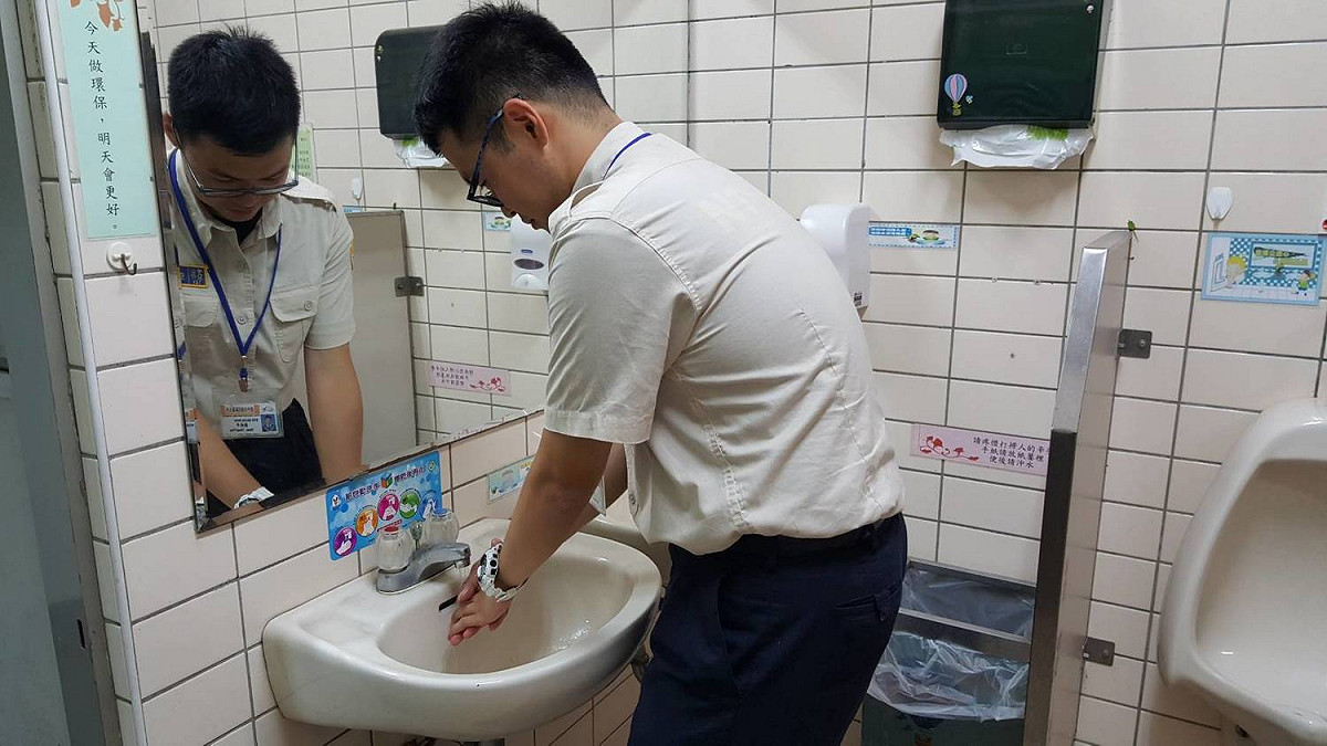 疾管署提醒，外出要注意個人衛生及手部清潔，前往人潮密集或空氣不流通處可考慮配戴口罩。 圖：台中市政府／提供