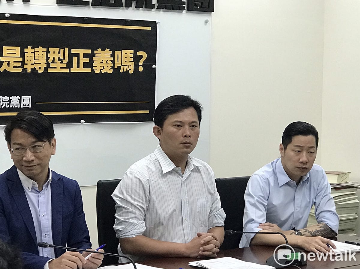 針對新任促轉會主委黃煌雄人事同意案，時代力量立委黃國昌今（3）日再度於記者會上開砲，痛批總統府提名這樣的人當主委，是墮落的決定、對促轉價值的輕蔑、糟蹋轉型正義。他也批，「找一個包庇違反濫權黃世銘的黃煌雄，是要讓台灣成為轉型正義的笑柄嗎？」他無法同意此人事任命，要求總統府撤回。 圖：黃韋銓/攝
