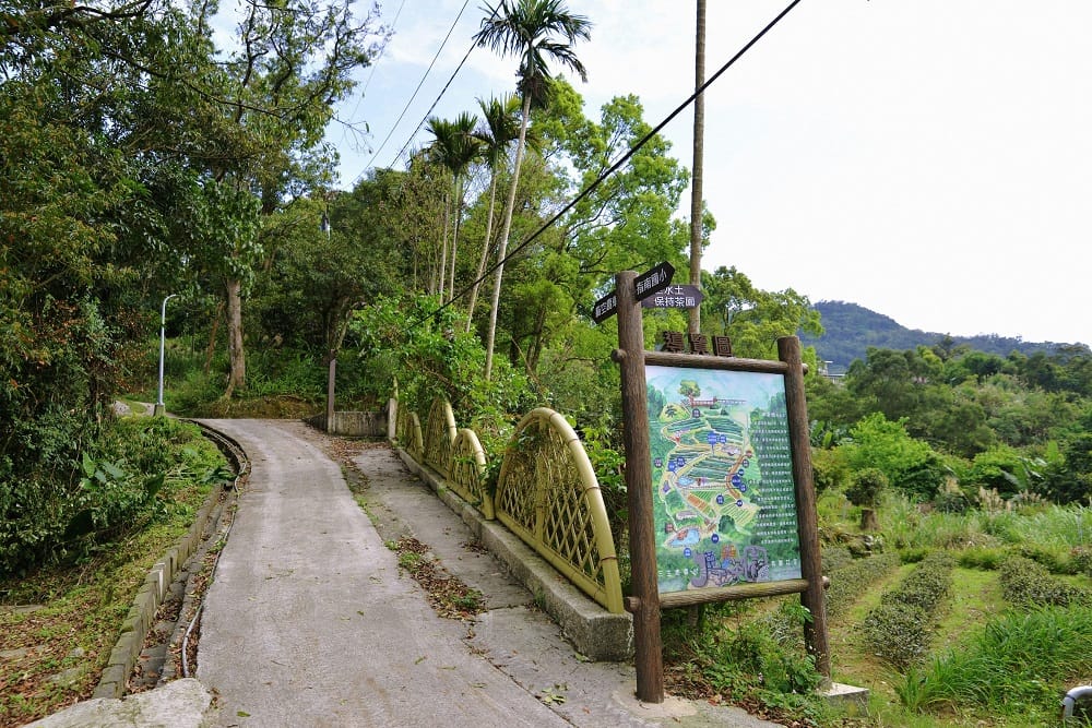 田寮橋貓空水土保持茶園內設有步道與導覽牌，讓大小朋友遊憩中兼具教育意義！ 圖：台北市工務局提供