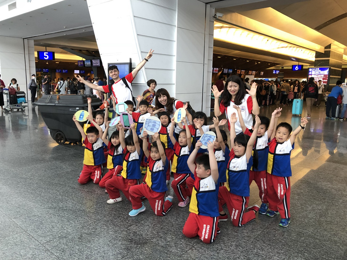 桃園機場公司表示，清明、兒童節連假到來，桃園機場延續春節期間帶起的安檢歌熱潮，這次是由小朋友來教大家怎麼快速過安檢。 圖：桃園機場／提供