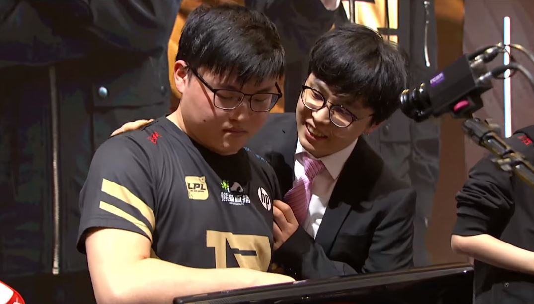 Heart教練在昨晚賽後先是摸摸AD選手Uzi。 圖：翻攝自 LPL 官方影片