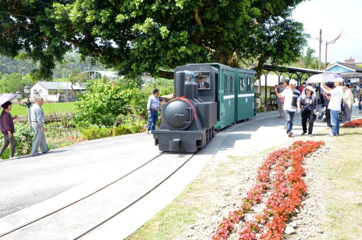 於1979年停駛的太平山五分小火車，暌違近40年後已在昨(2)日復駛，並重新打造復刻版森鐵小火車，以穿越時光隧道方式隆重登場。 圖：三星鄉公所提供