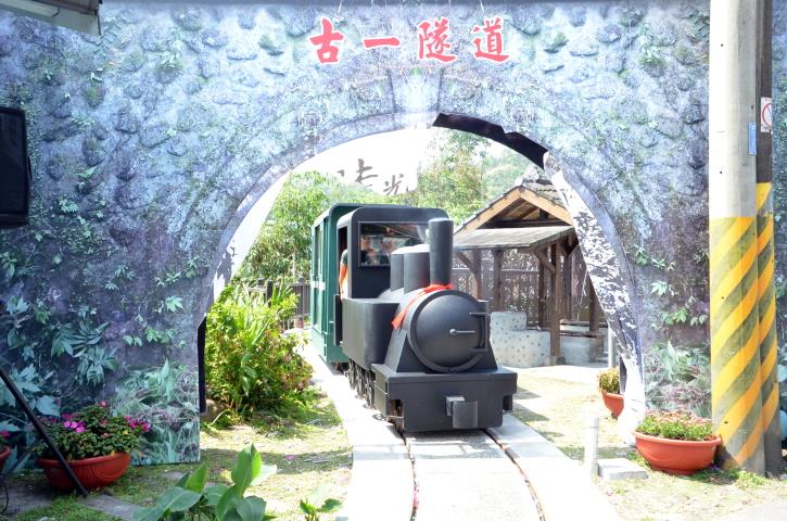 三星鄉公所為發展觀光，開始規劃太平山懷舊鐵道重建計畫，並重新打造復刻版森鐵小火車，昨森鐵小火車在天送埤火車站，以穿越時光隧道方式隆重登場。 圖：三星鄉公所提供