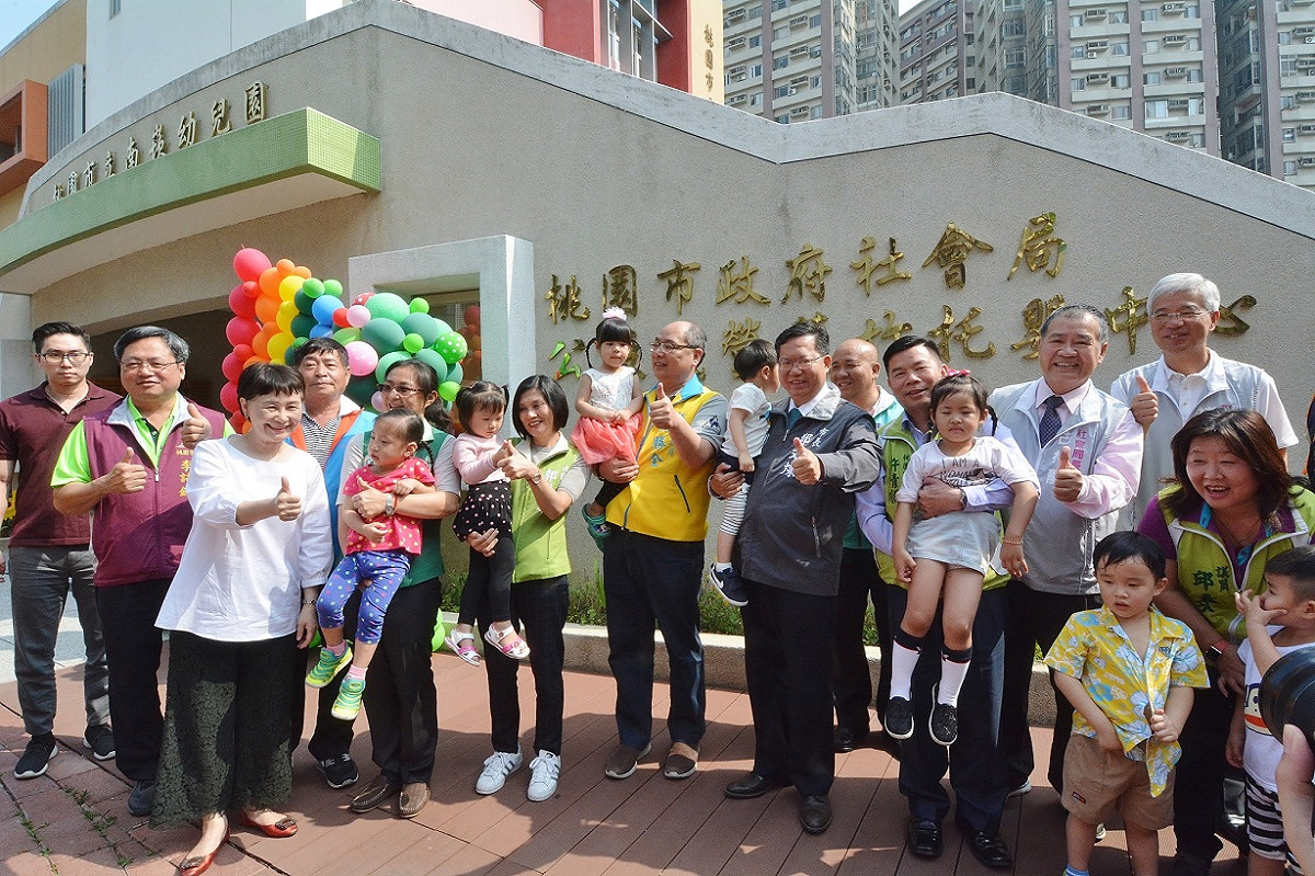桃園市公托中心每人收費每月9,000元，加上可申請市府每個月3,000元的育兒津貼及中央就業者家庭托育補助3,000元，等於家長每月僅需支付3,000元，能減輕許多家長經濟上的負擔。 圖:桃園市政府/提供