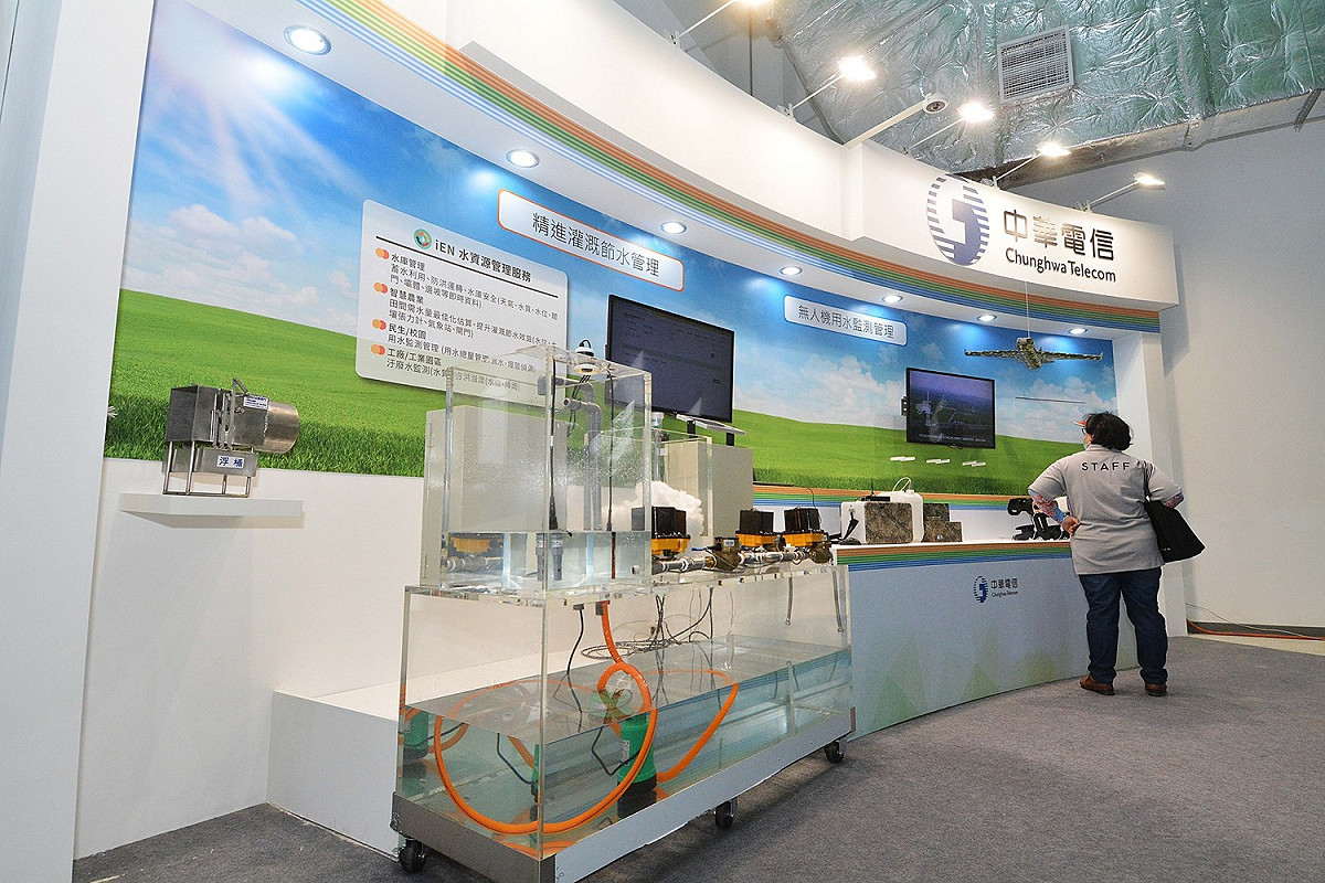 中華電信展出之「無人機用水、蟲害監測管理」結合VR呈現，有效幫助用水管理暨防治農作物蟲害。 圖：桃園市政府／提供