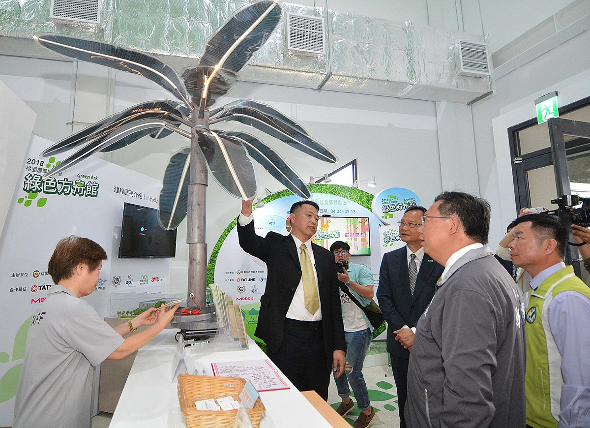 大同公司在農博會場建置的「智慧電網」系統，全區電力可自給自足，相關數據就在方舟館內呈現。 圖：桃園市政府／提供