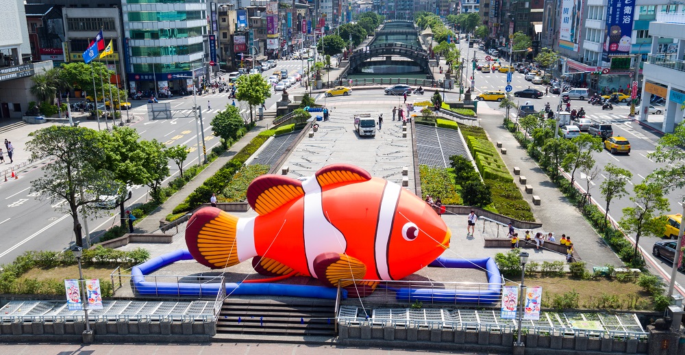 今年基隆市政府與陽明海運文化金會再度攜手合作，由圓嘟嘟、紅通通的深海燈籠魚，號召故事書裡面的朋友一起把基隆變成一座大型童話城！ 圖：基隆市政府提供