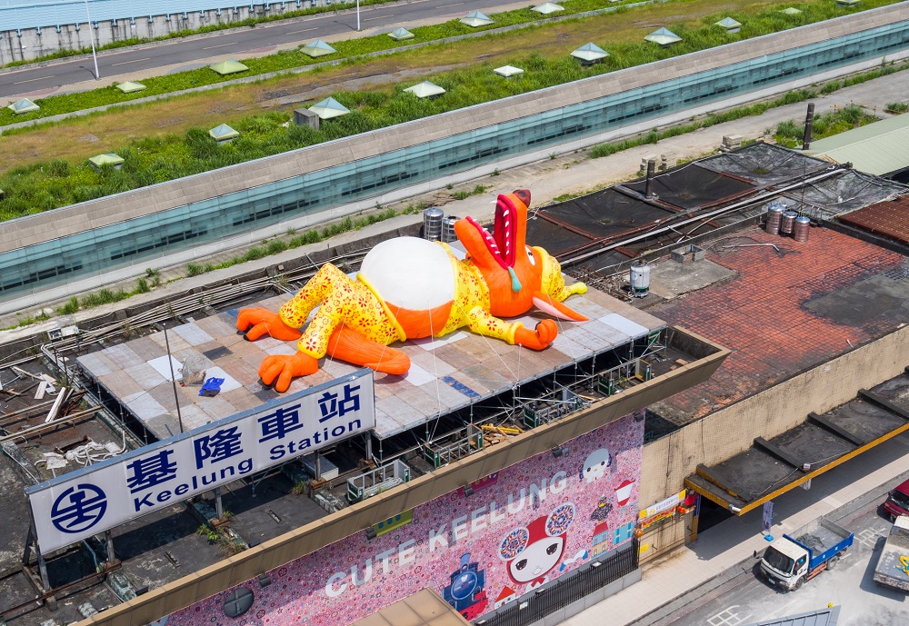 基隆車站也可見各式大型裝置藝術，相當具有話題性！ 圖：基隆市政府提供