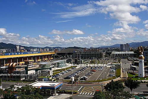 清明連假首日，金門、馬祖持續濃霧，今天上午機場關閉，台灣往返金馬的航班大受影響，不是取消就是延誤，松山機場大廳擠滿返鄉或出遊候機旅客。 圖 : 翻攝自隨意窩